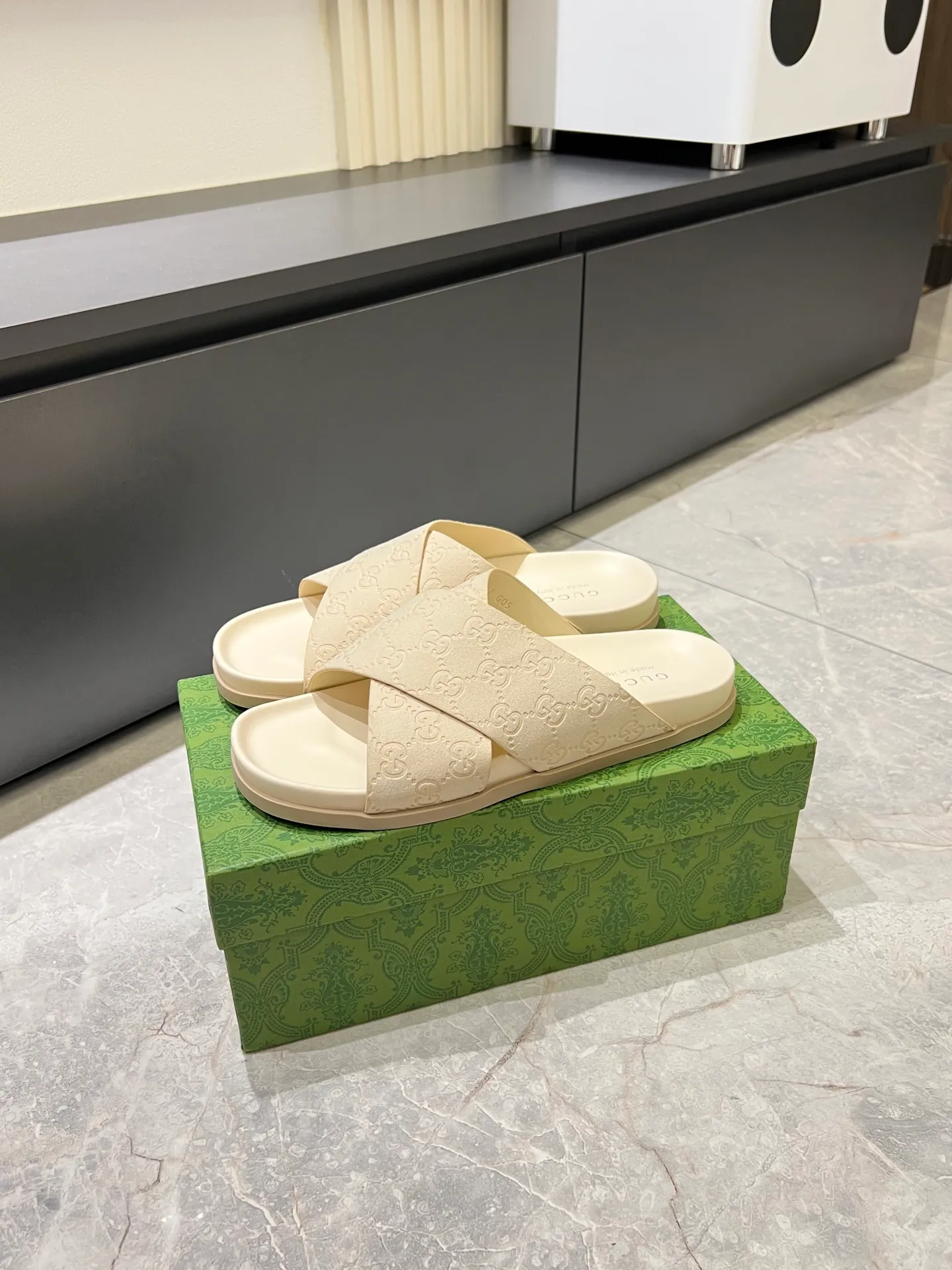 Men's Men's Shoes 💰p320 "GUCC＊" These slippers are made of GG polyester and feature a Gucci label on the front, adding a bold logo feel to the style. "Gucci Made in Italy" stamped label Rubber sole. Size 38-44